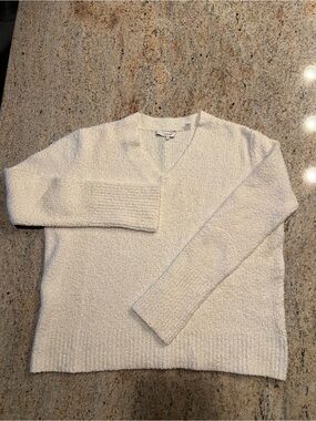 Vince Women’s V-Neck Sweater in Winter White